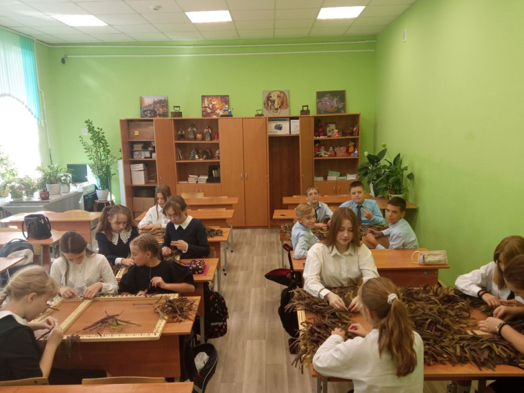 Плетение маскировочных костюмов.