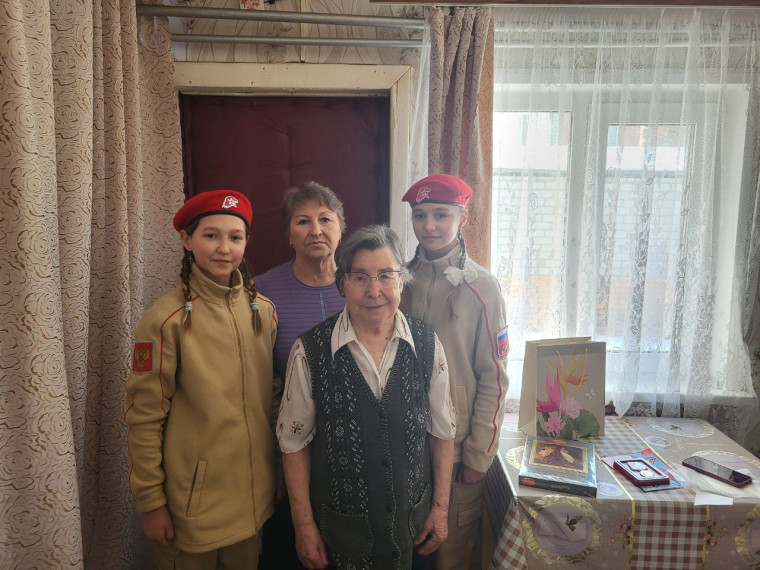 Юнармейцы вручили памятные медали ветеранам ВОВ и труженикам тыла. .